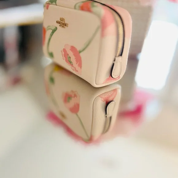 Coach Floral Small Boxy Cosmetic Case NWT - Picture 3 of 11